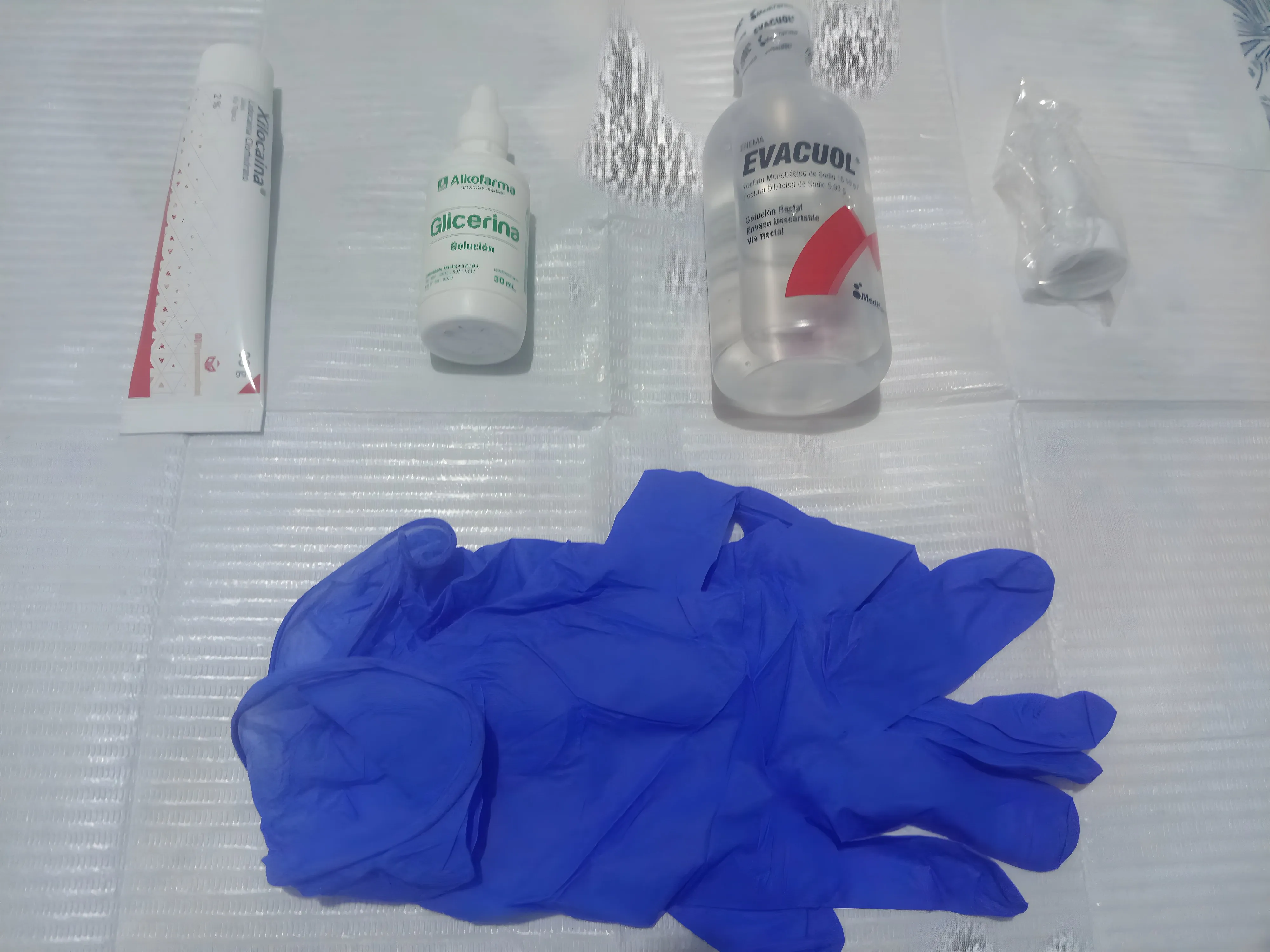Enfermera preparando la atención de un paciente en casa