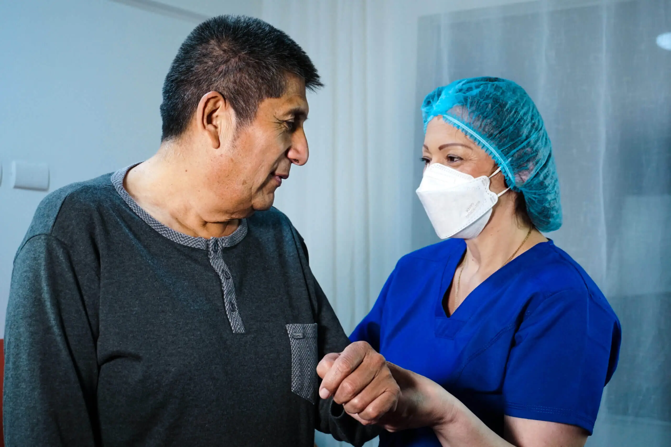 Médico especialista realizando consulta médica a domicilio en Lima