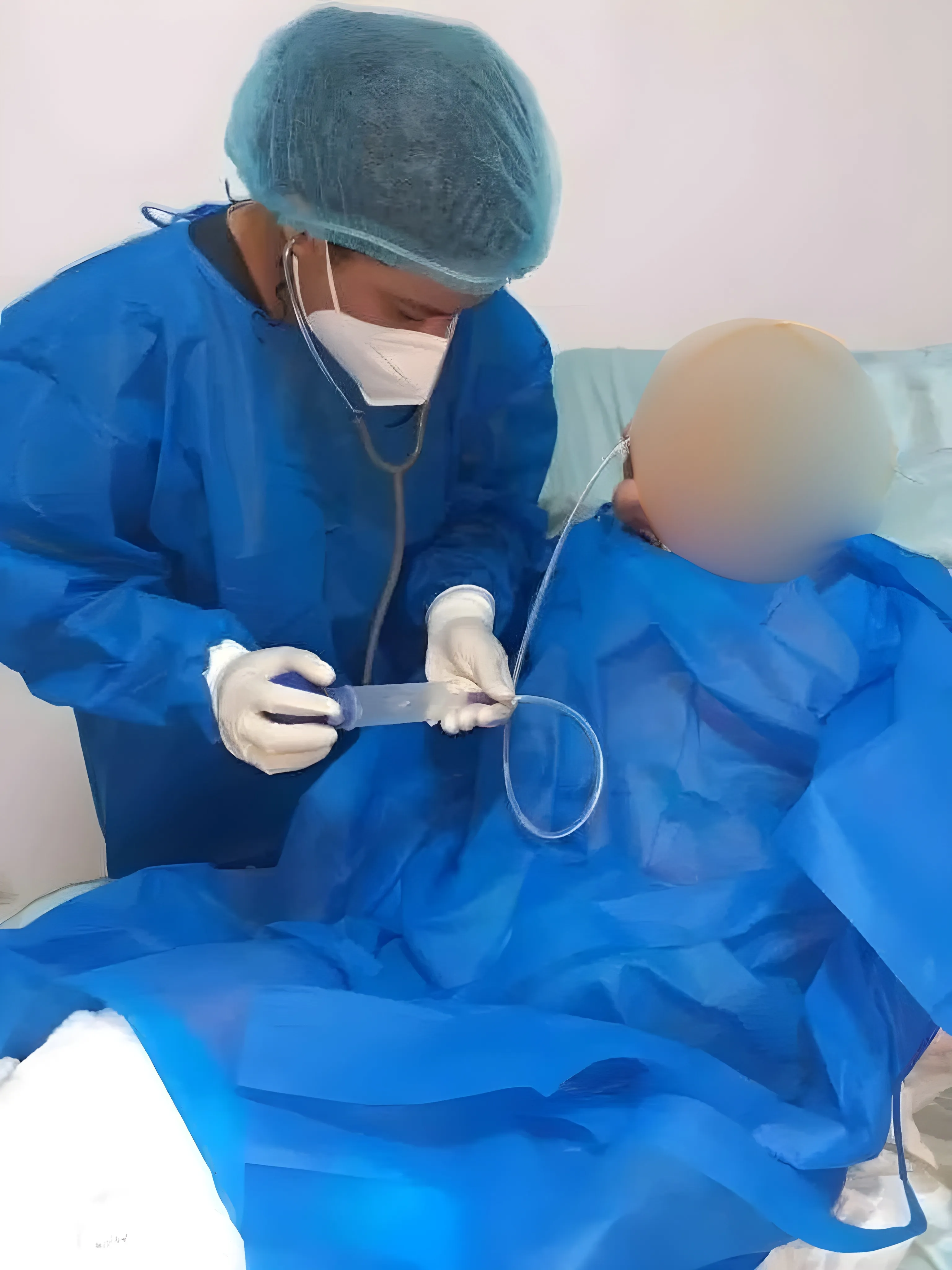 Paciente adulta mayor recibiendo alimentación a través de sonda nasogástrica