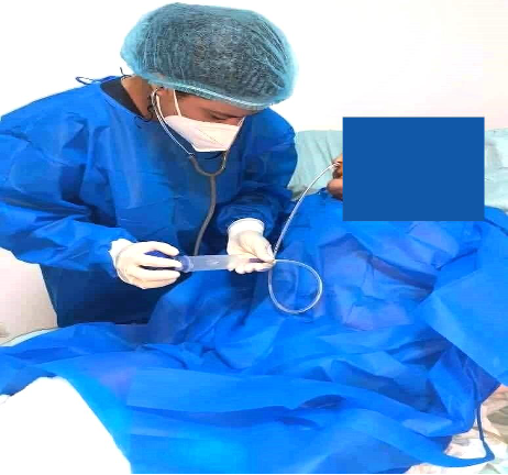 Enfermera trabajando con laptop